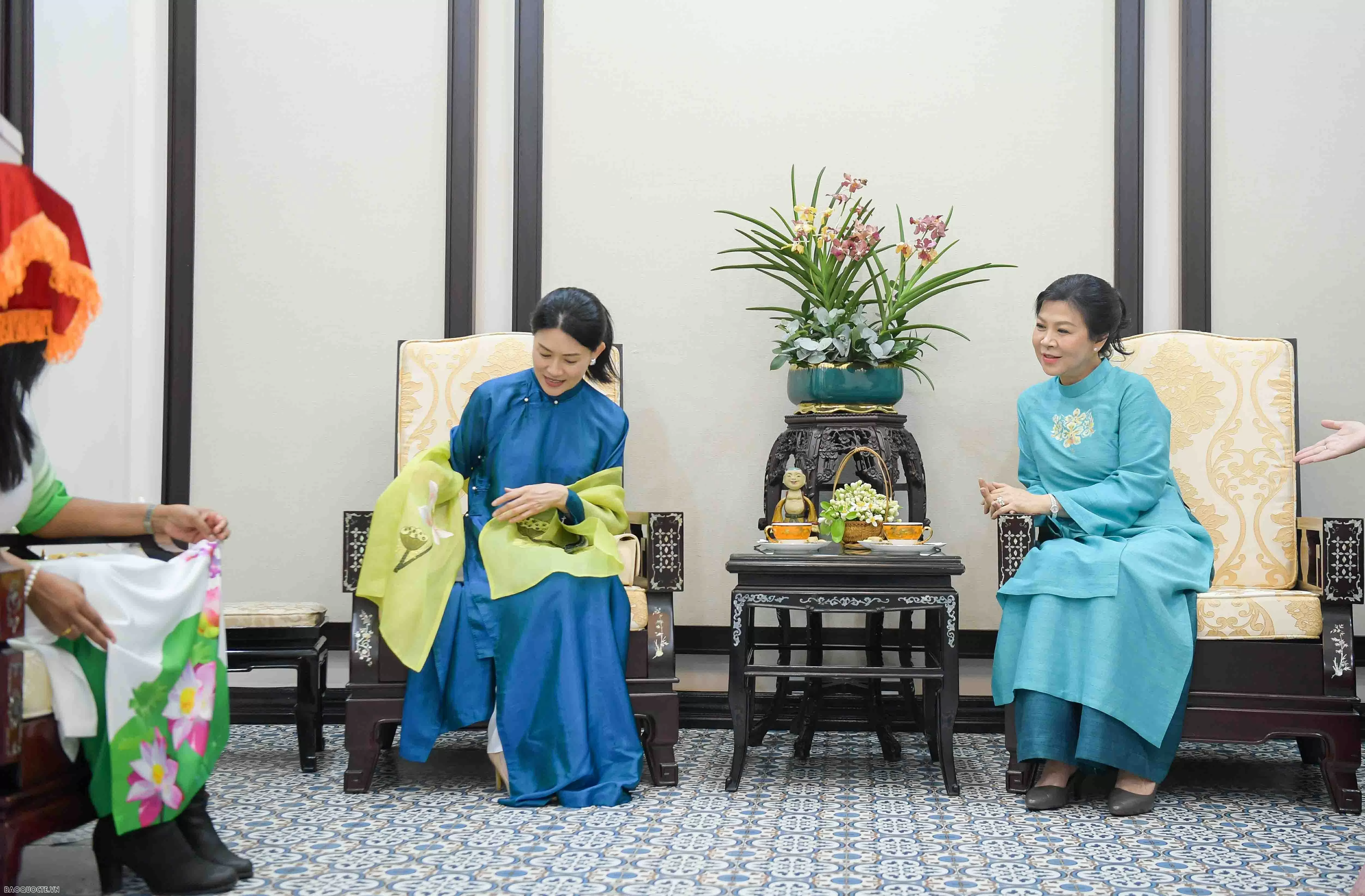 Điều đặc biệt từ món quà hai Phu nhân Tổng bí thư và Phu nhân Thủ tướng Singapore dành tặng nhau