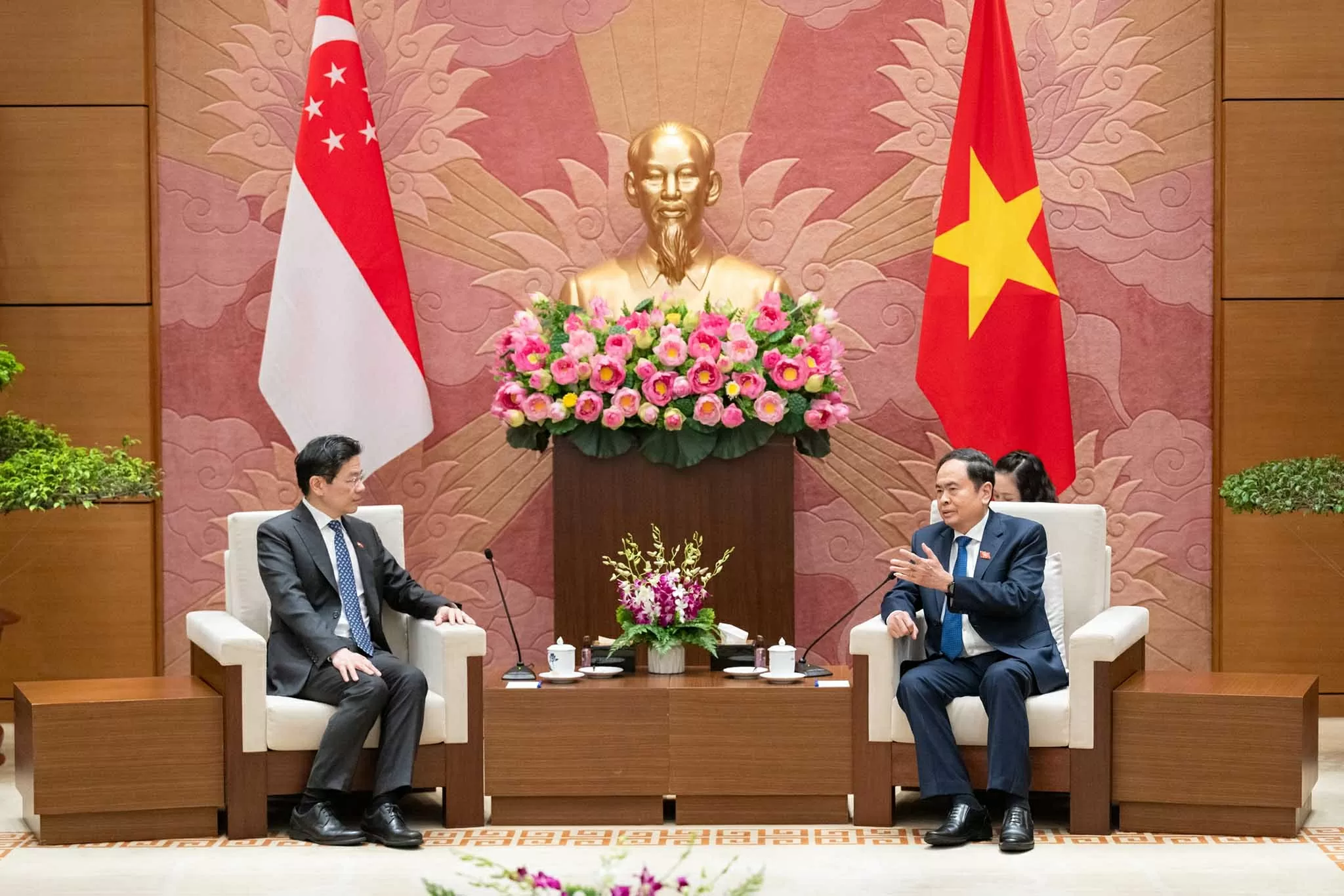 Chủ tịch Quốc hội Trần Thanh Mẫn hội kiến Thủ tướng Cộng hòa Singapore Lawrence Wong. (Nguồn: quochoi.vn) Chủ tịch Quốc hội Trần Thanh Mẫn hội kiến Thủ tướng Cộng hòa Singapore Lawrence Wong. (Nguồn: quochoi.vn)