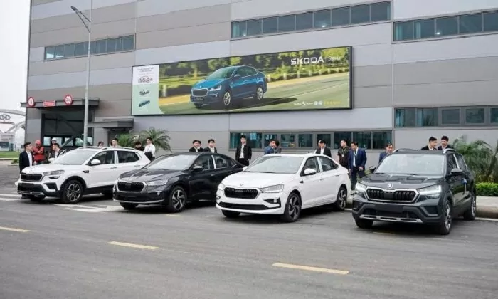 Hai chiếc Skoda Slavia CKD phiên bản tiền thương mại (đứng giữa) xuất hiện cùng hai mẫu Kushaq tại nhà máy Skoda ở Quảng Ninh