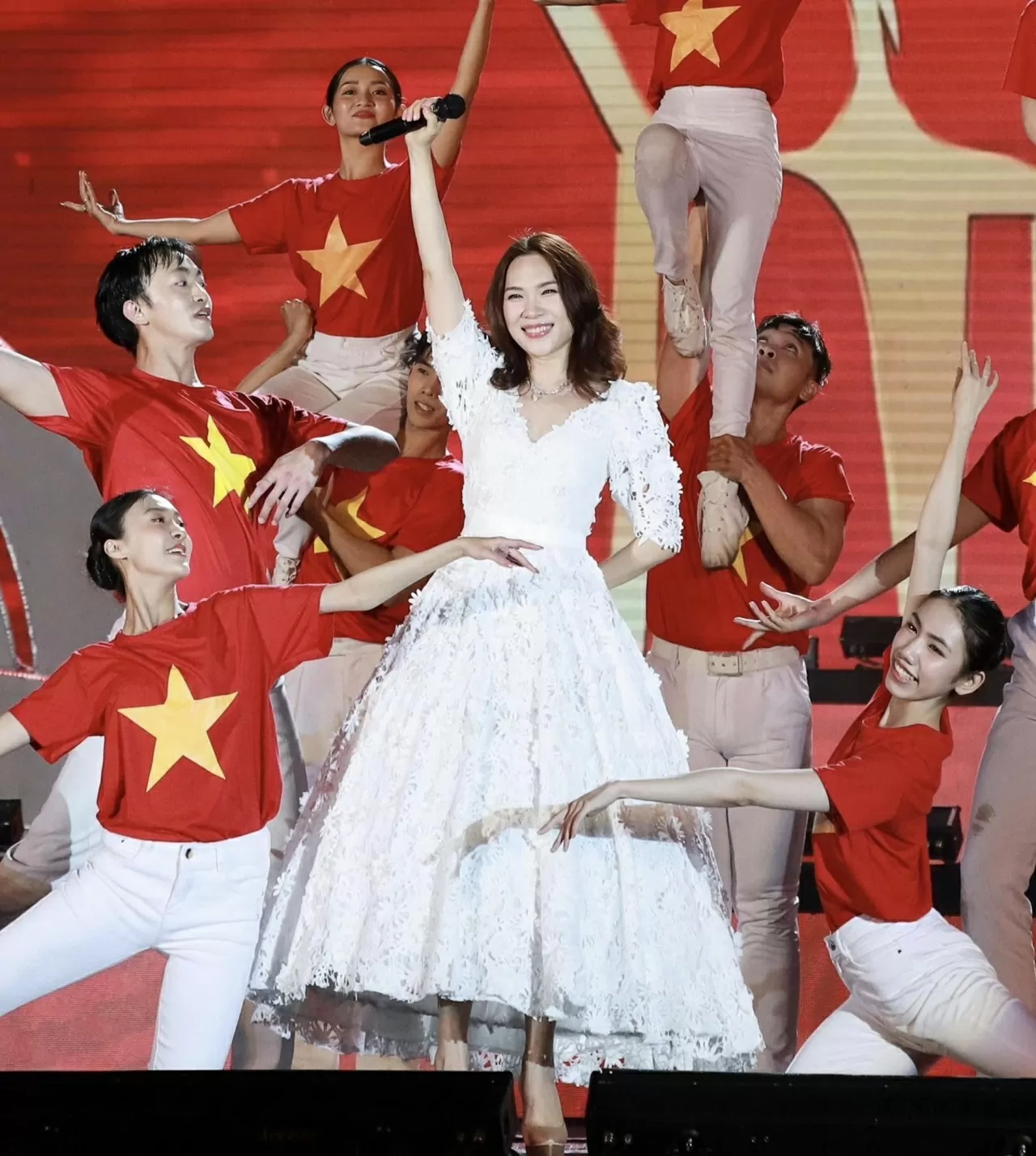 Ca sĩ Mỹ Tâm thần thái trên sân khấu, nhan sắc ngày càng thăng hạng Ca sĩ Mỹ Tâm thần thái trên sân khấu, nhan sắc ngày càng thăng hạng