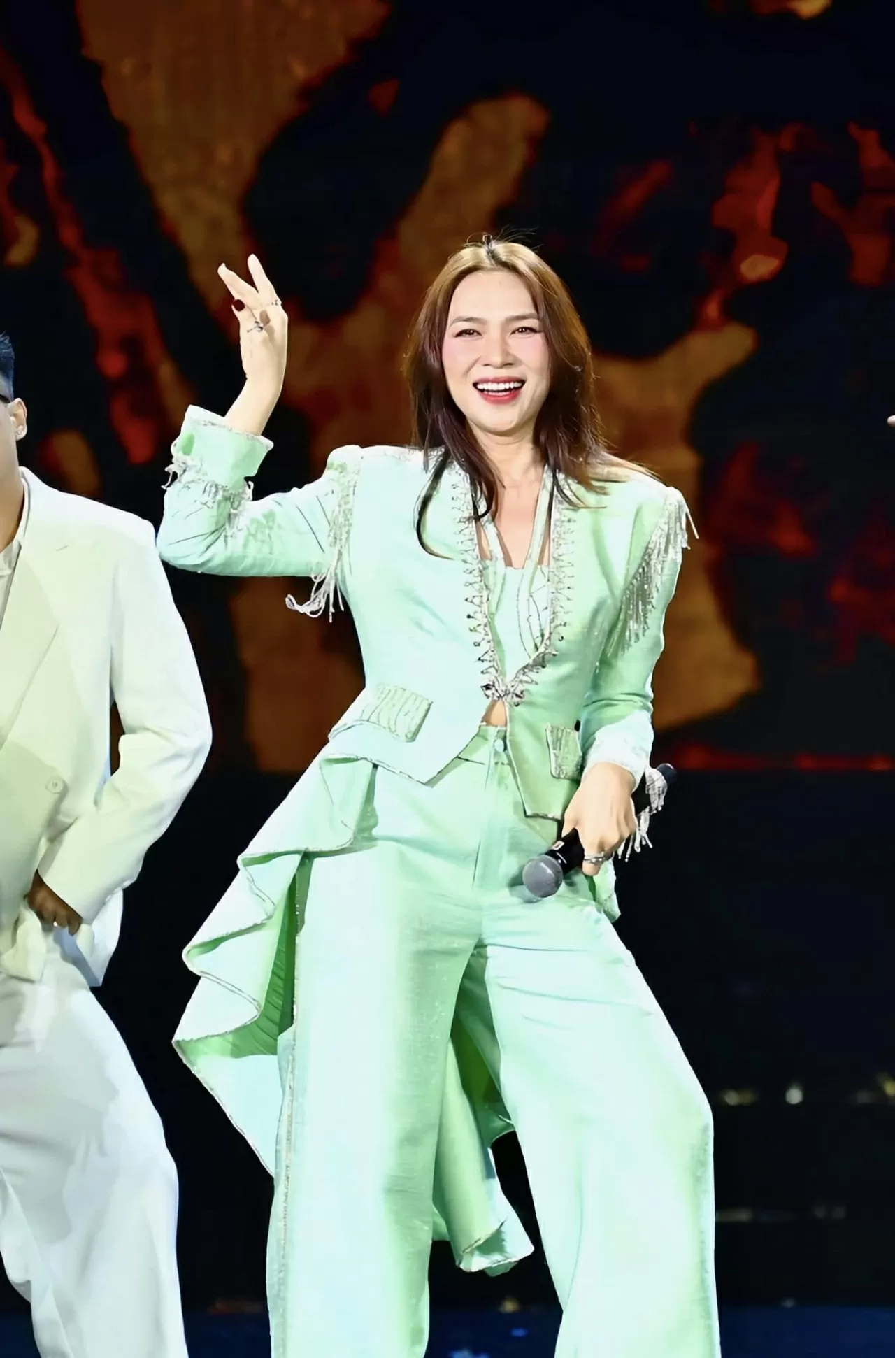 Ca sĩ Mỹ Tâm thần thái trên sân khấu, nhan sắc ngày càng thăng hạng