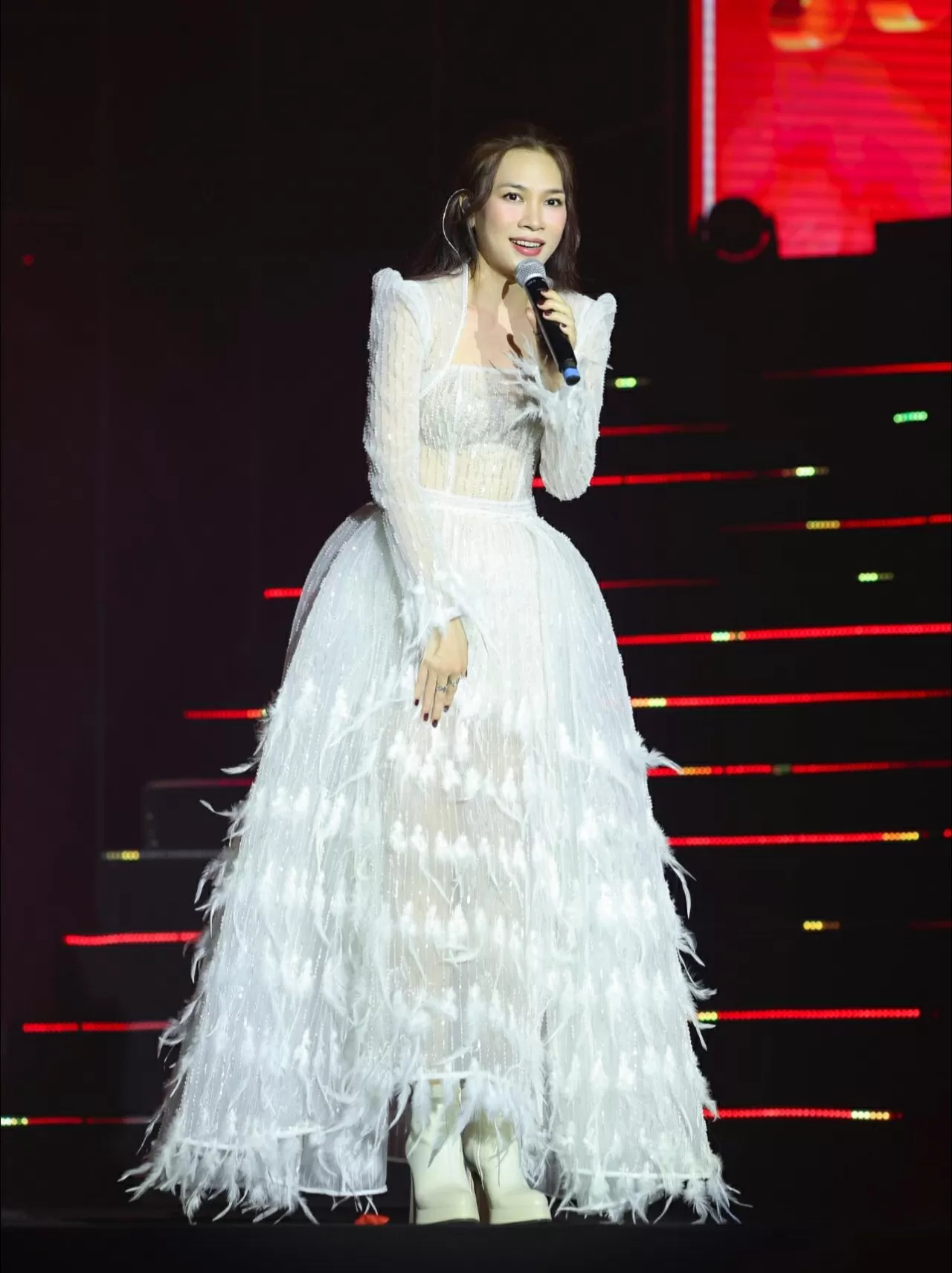 Ca sĩ Mỹ Tâm thần thái trên sân khấu, nhan sắc ngày càng thăng hạng