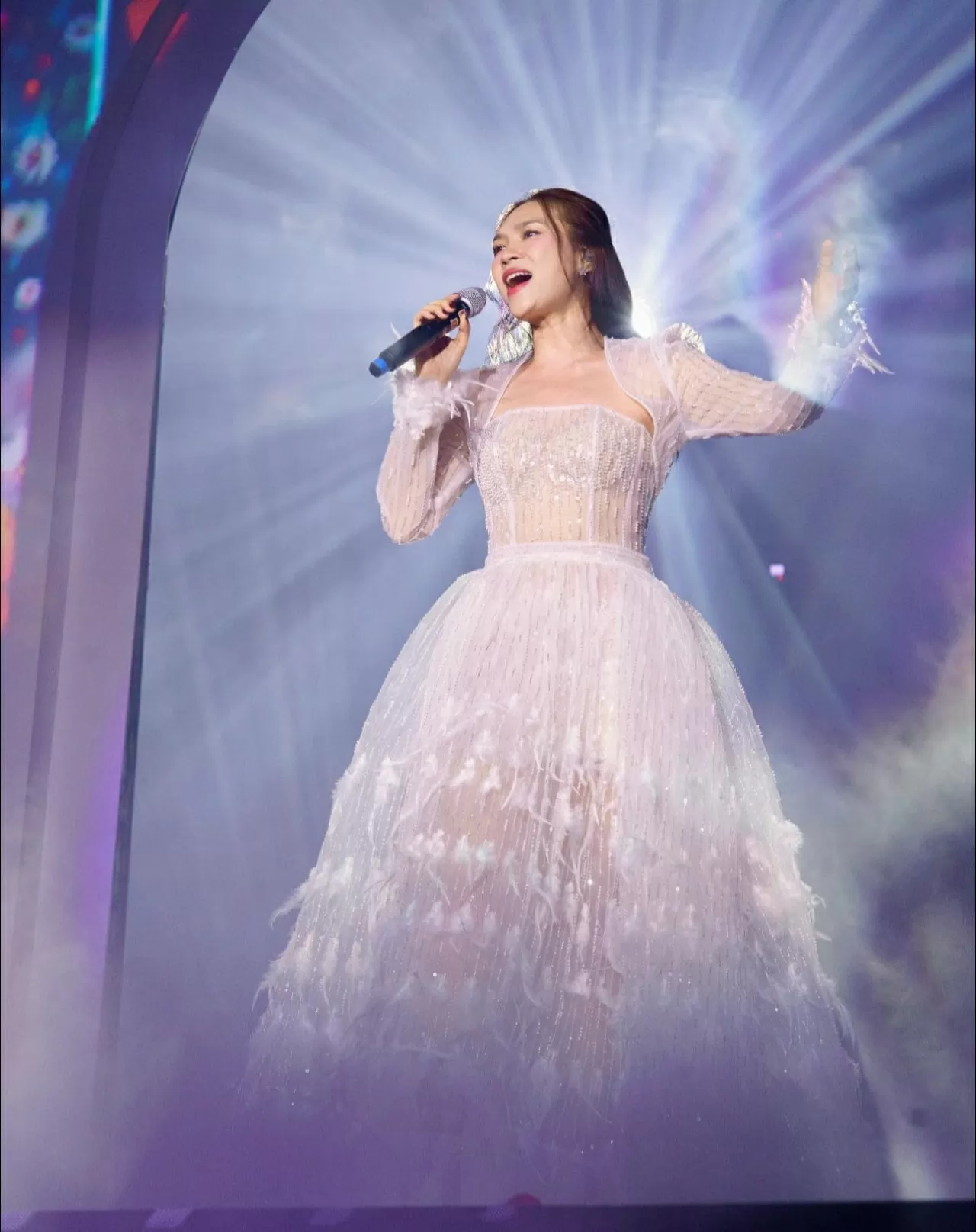 Ca sĩ Mỹ Tâm thần thái trên sân khấu, nhan sắc ngày càng thăng hạng