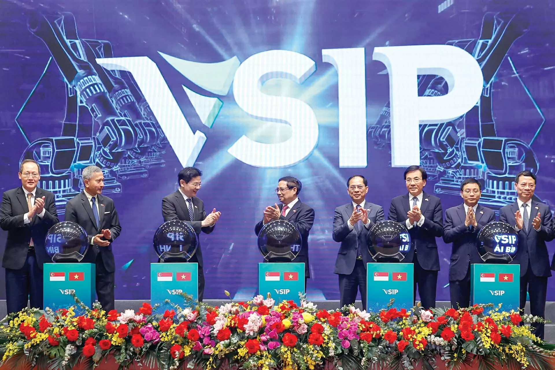 Thủ tướng Phạm Minh Chính và Thủ tướng Cộng hòa Singapore Lawrence Wong thực hiện nghi thức khởi công Dự án Khu công nghiệp VSIP Thái Bình. (Nguồn: TTXVN) Thủ tướng Phạm Minh Chính và Thủ tướng Cộng hòa Singapore Lawrence Wong thực hiện nghi thức khởi công Dự án Khu công nghiệp VSIP Thái Bình. (Nguồn: TTXVN)