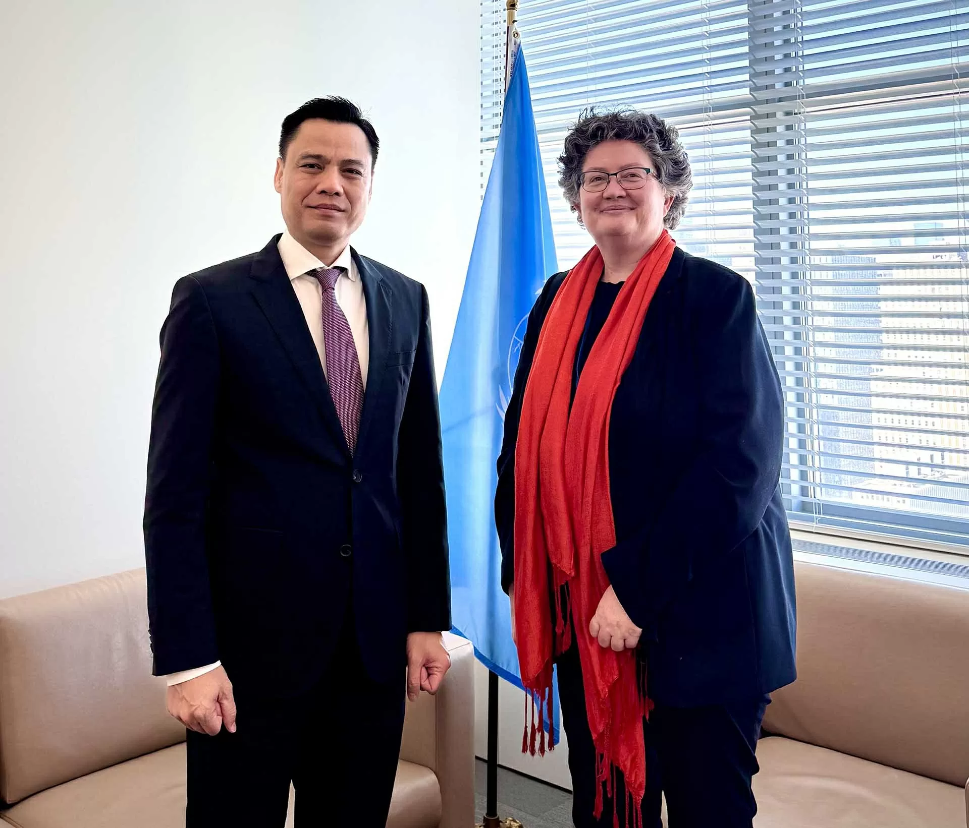 Đại sứ Đặng Hoàng Giang làm việc với bà Elinor Hammarskjöld, Phó Tổng thư ký, Trưởng Văn phòng Pháp lý của Liên hợp quốc. Đại sứ Đặng Hoàng Giang làm việc với bà Elinor Hammarskjöld, Phó Tổng thư ký, Trưởng Văn phòng Pháp lý của Liên hợp quốc.