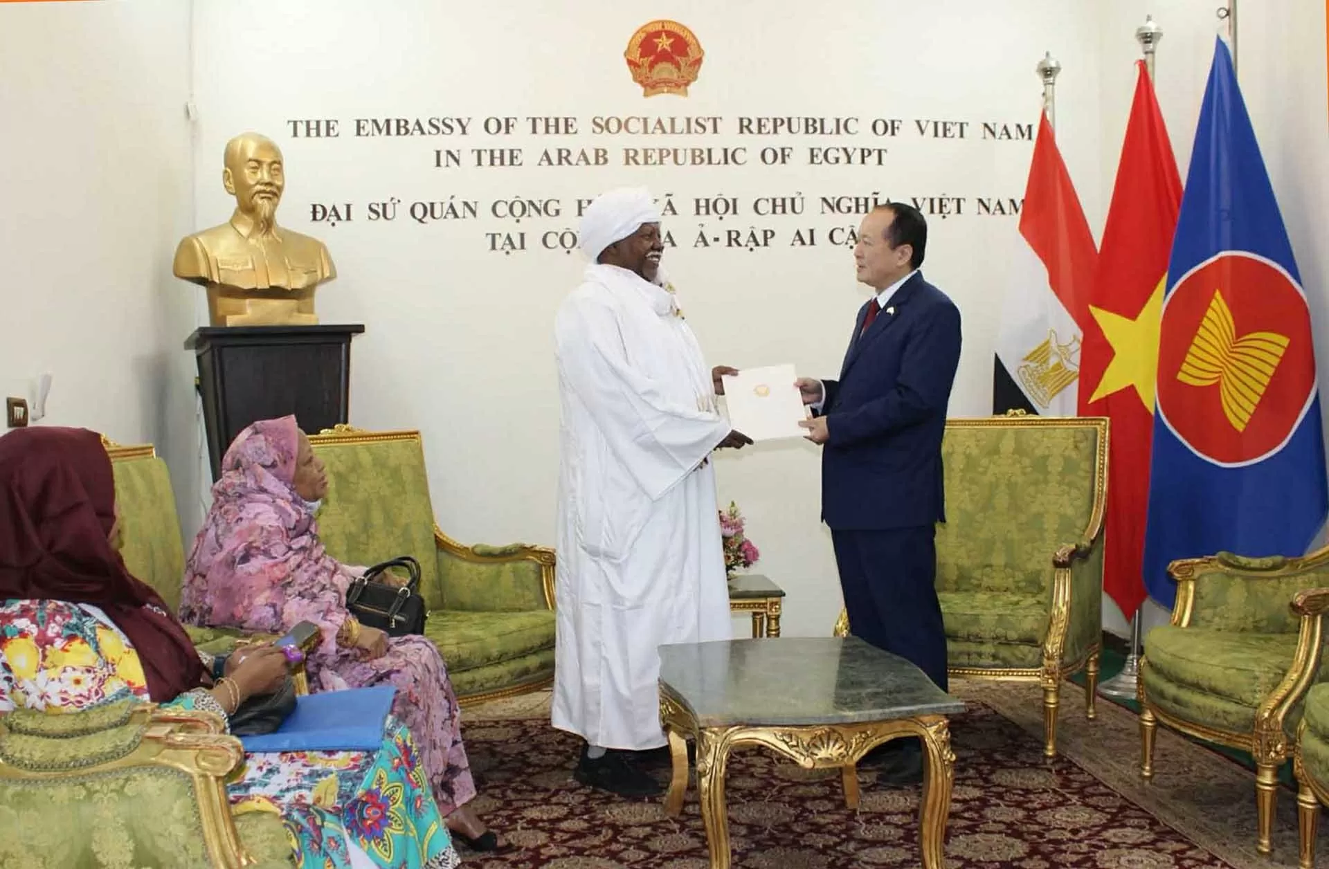 Đại sứ Nguyễn Huy Dũng trao quyết định bổ nhiệm lại ông Bakri Yousif Omer Osman làm Lãnh sự danh dự Việt Nam tại Sudan. Đại sứ Nguyễn Huy Dũng trao quyết định bổ nhiệm lại ông Bakri Yousif Omer Osman làm Lãnh sự danh dự Việt Nam tại Sudan.
