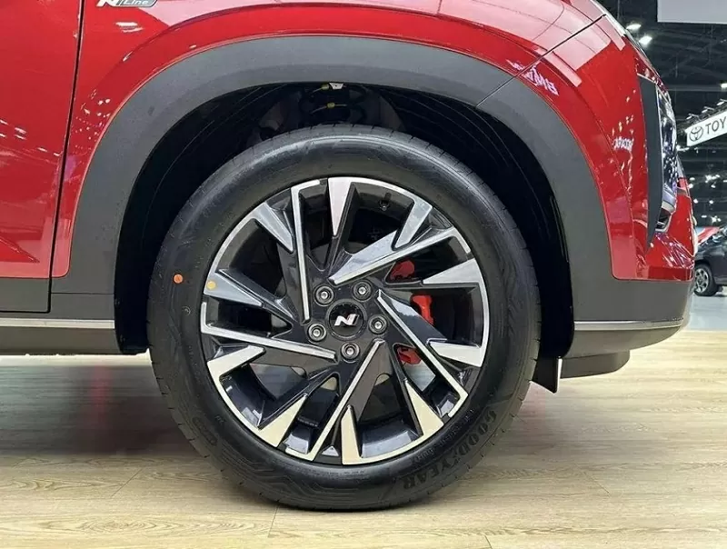 Creta N Line 2025 được trang bị bộ mâm hợp kim 18 inch kết hợp lốp 215/55 R18 Creta N Line 2025 được trang bị bộ mâm hợp kim 18 inch kết hợp lốp 215/55 R18