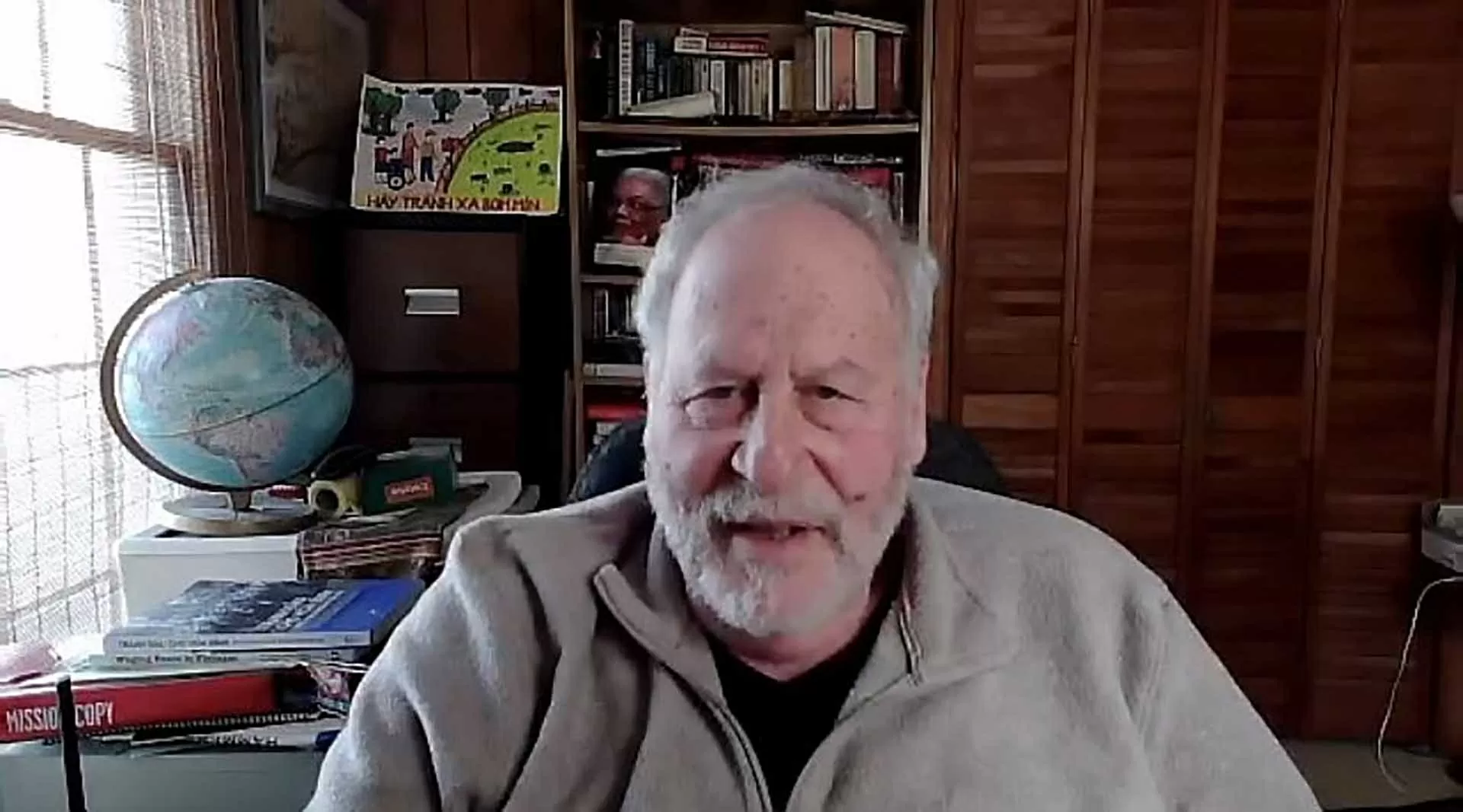 Nhà văn Wayne Karlin, sinh năm 1945 tại New York, là tác giả của nhiều tiểu thuyết như Những đội quân biến mất, Đường cắt, Cho chúng ta, Vai phụ, Genizah... (Ảnh: Hà Anh)