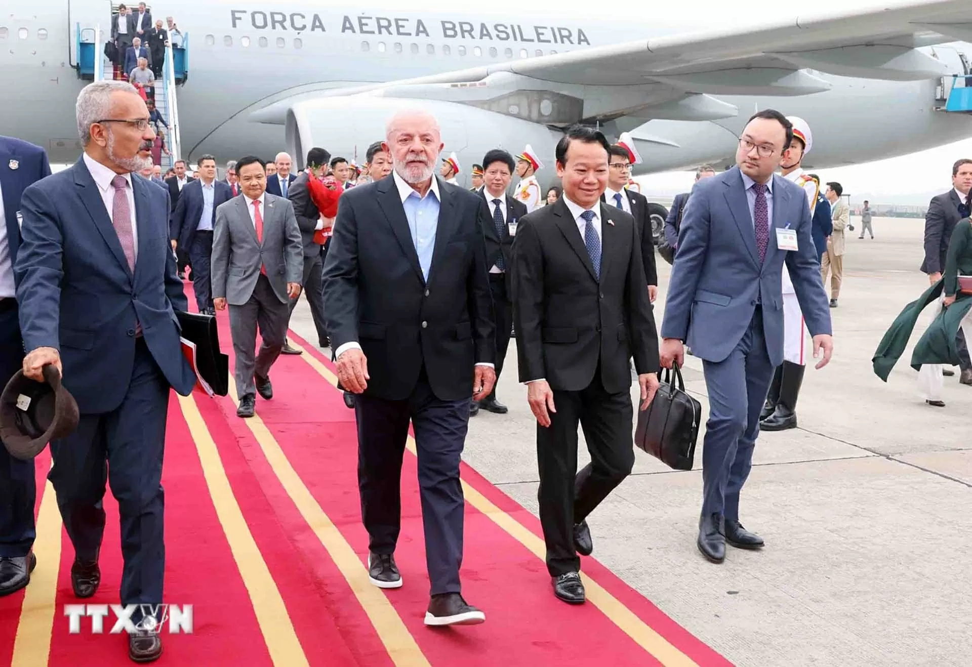 Tổng thống Brazil đến Hà Nội, bắt đầu chuyến thăm cấp Nhà nước tới Việt Nam