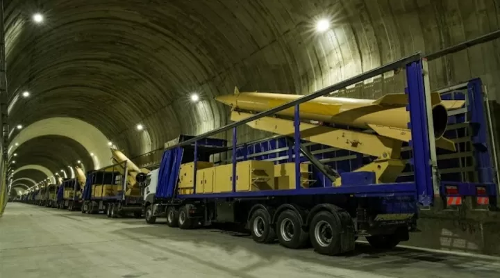 Đây là một trong “hàng trăm” căn cứ tên lửa của IRGC trên khắp Iran, “nơi chứa hàng nghìn tên lửa đạn đạo dẫn đường chính xác và hoạt động theo mạng lưới, sử dụng nhiên liệu rắn và lỏng, do các chuyên gia của Sư đoàn Hàng không Vũ trụ IRGC chế tạo”. (Nguồn: Tehran Times) Đây là một trong “hàng trăm” căn cứ tên lửa của IRGC trên khắp Iran, “nơi chứa hàng nghìn tên lửa đạn đạo dẫn đường chính xác và hoạt động theo mạng lưới, sử dụng nhiên liệu rắn và lỏng, do các chuyên gia của Sư đoàn Hàng không Vũ trụ IRGC chế tạo”. (Nguồn: Tehran Times)
