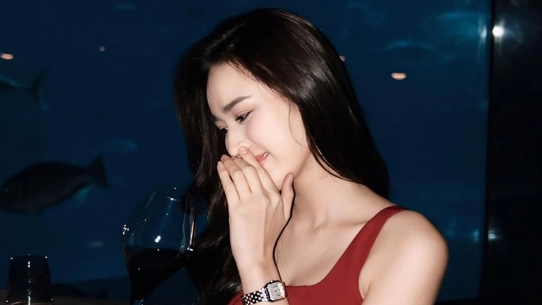 Hoa hậu Đỗ Thị Hà ưa thích đeo chiếc đồng hồ đính kim cương lấp lánh