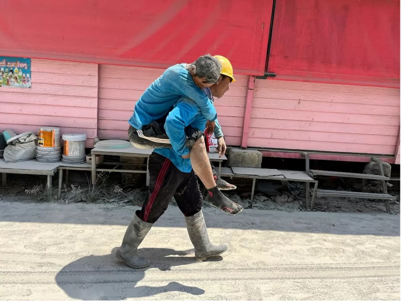 Trận động đất này cũng ảnh hưởng đến Bangkok khi mọi người đổ ra khỏi các tòa nhà sau trận động đất ở thủ đô Thái Lan, tại Bangkok, Thái Lan. (Nguồn: Reuters(