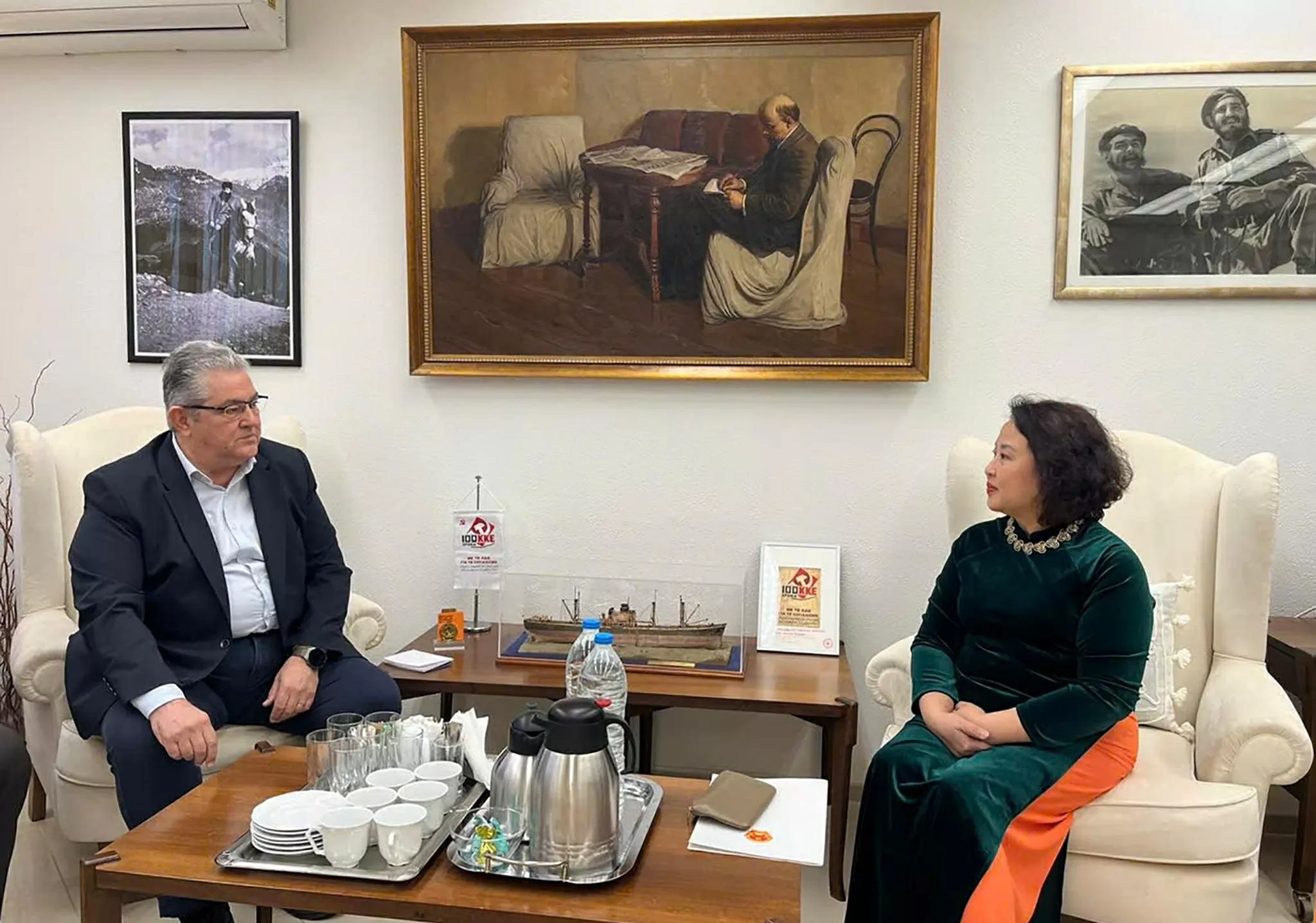 Đại sứ Việt Nam gặp Tổng Bí thư Đảng Cộng sản Hy Lạp Đại sứ Việt Nam gặp Tổng Bí thư Đảng Cộng sản Hy Lạp