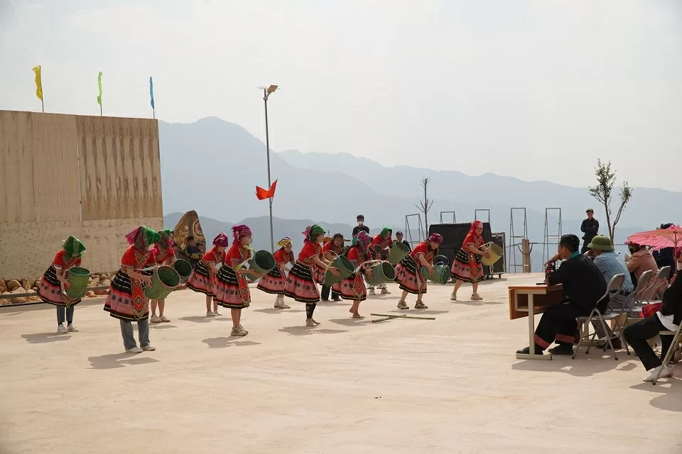 Hoa sơn tra bung nở níu chân du khách giữa đại ngàn Tây Bắc