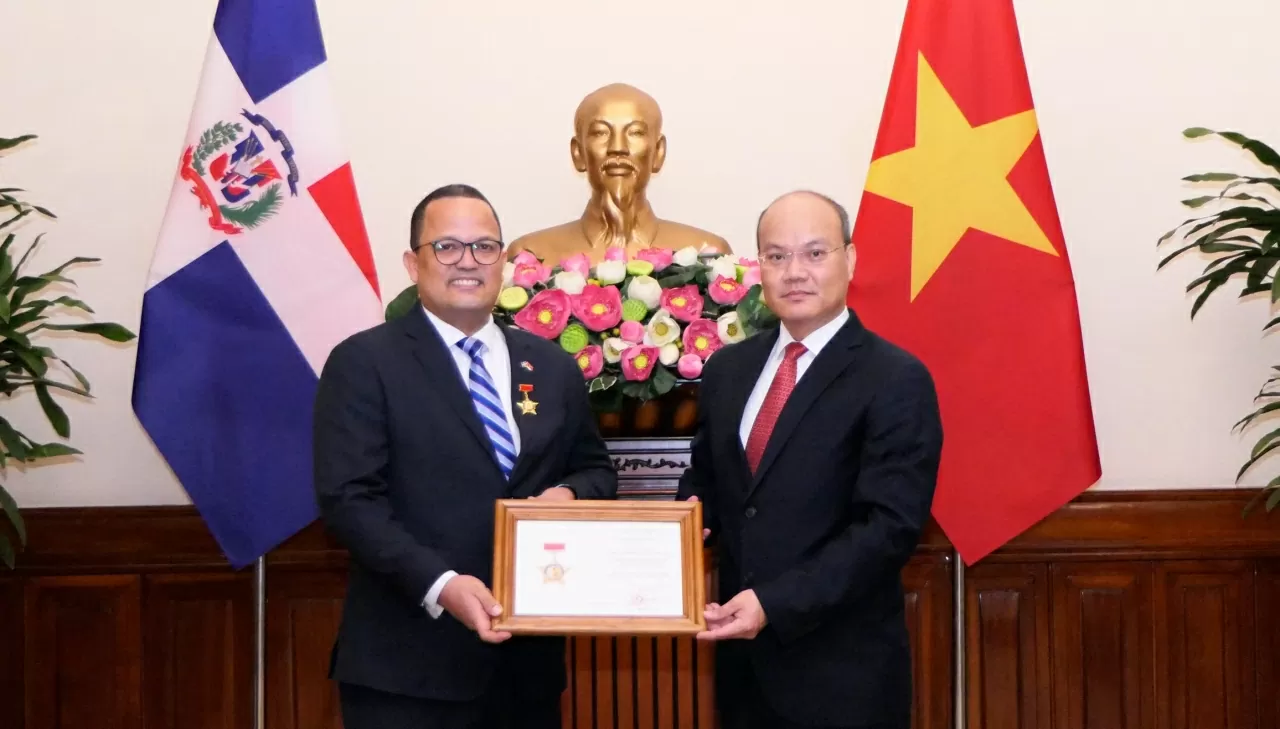 Vụ trưởng Vụ Châu Mỹ Lê Chí Dũng đã trao Kỷ niệm chương Bộ Ngoại giao trao Kỷ niệm chương ‘Vì sự nghiệp ngoại giao Việt Nam’ cho Đại sứ Cộng hòa Dominica