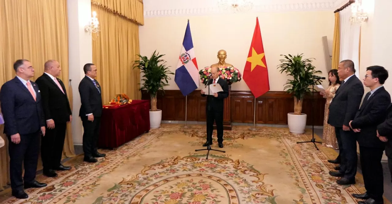 Vụ trưởng Lê Chí Dũng đánh giá cao những đóng góp của ngài Đại sứ đã làm sâu sắc và mở rộng thêm nhiều cơ hội hợp tác giữa hai nước Vụ trưởng Lê Chí Dũng đánh giá cao những đóng góp của ngài Đại sứ đã làm sâu sắc và mở rộng thêm nhiều cơ hội hợp tác giữa hai nước