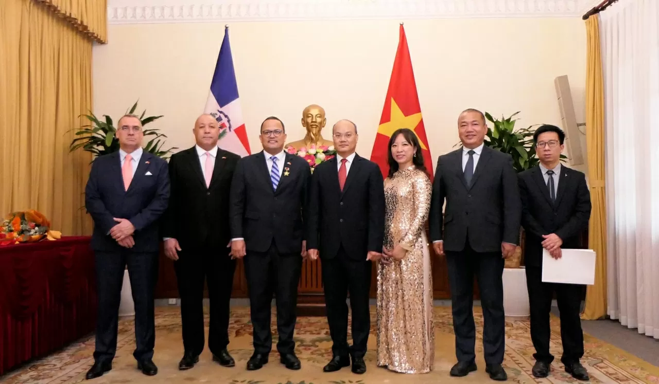 Vụ Châu Mỹ và Đại sứ quán Cộng hòa Dominica chụp bức ảnh lưu niệm.(Ảnh: Thành Long)