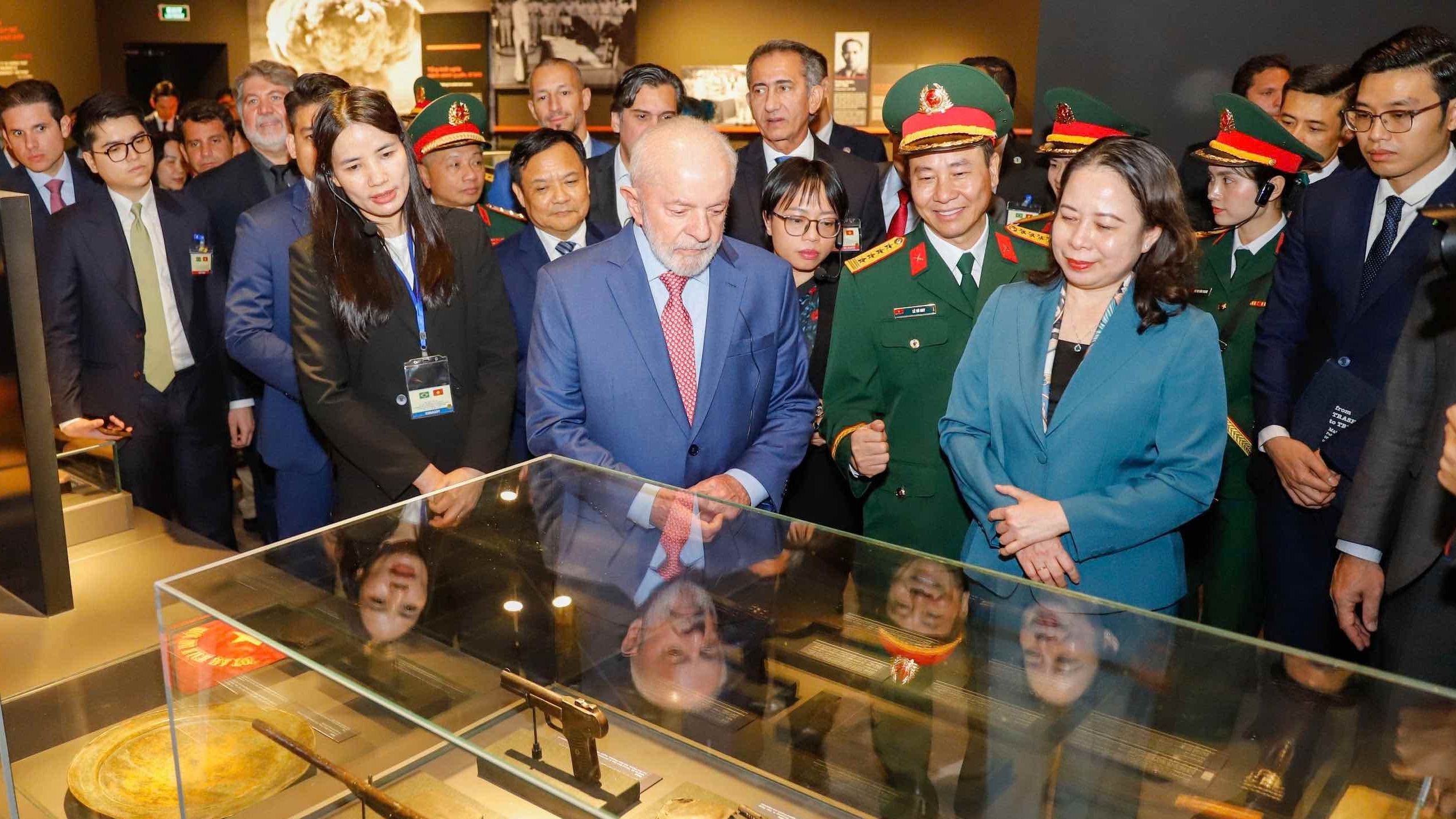 tong thong brazil luiz inacio lula da silva va pho chu tich nuoc vo thi anh xuan tham quan bao tang lich su quan su viet nam
