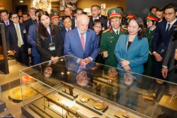 Tổng thống Brazil Luiz Inácio Lula da Silva và Phó Chủ tịch nước Võ Thị Ánh Xuân tham quan Bảo tàng Lịch sử Quân sự Việt Nam