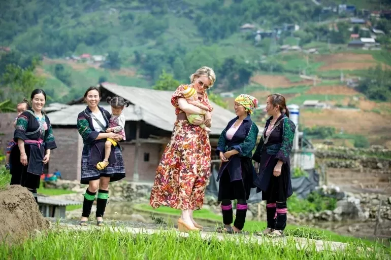 Hoàng hậu Mathilde của Vương quốc Bỉ đã có chuyến thăm và gặp gỡ người dân, phụ nữ và trẻ em từ Câu Lạc Bộ dinh dưỡng tại cộng đồng tại xã Hoàng Liên, thôn Hàng Lao Chải.