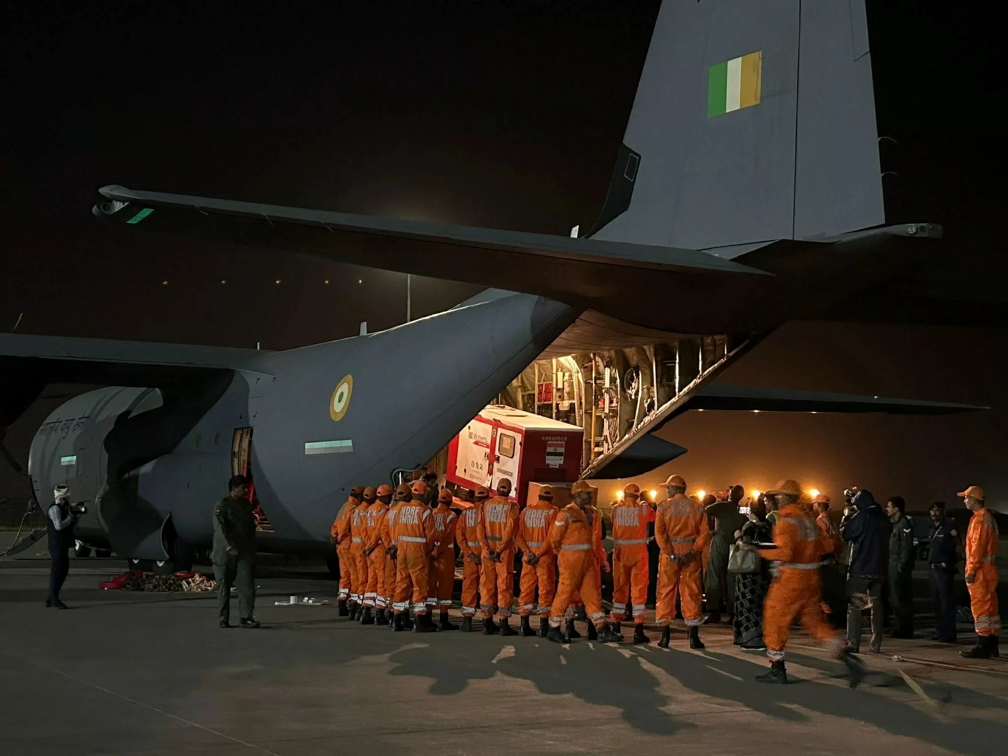 Chuyến bay chở lô hàng viện trợ nhân đạo khẩn cấp cùng đội cứu hộ cứu nạn và y tế Ấn Độ trước giờ khởi hành sang Myanmar ngày 29/3. Ảnh: X/S Jaishankar Chuyến bay chở lô hàng viện trợ nhân đạo khẩn cấp cùng đội cứu hộ cứu nạn và y tế Ấn Độ trước giờ khởi hành sang Myanmar ngày 29/3. Ảnh: X/S Jaishankar