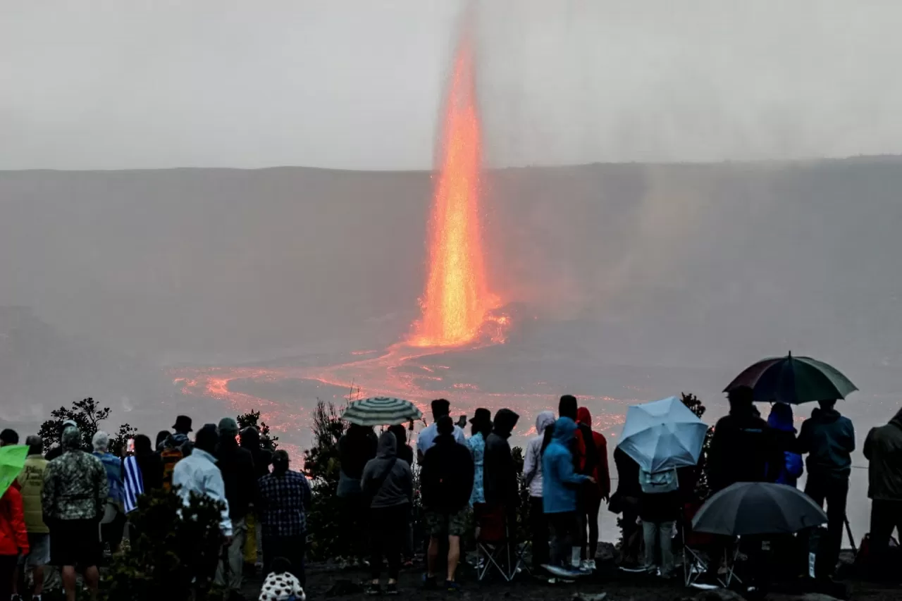 Mỹ: Du khách háo hức đến xem cảnh 'thức tỉnh’ của núi lửa mạnh nhất thế giới ở Hawaii