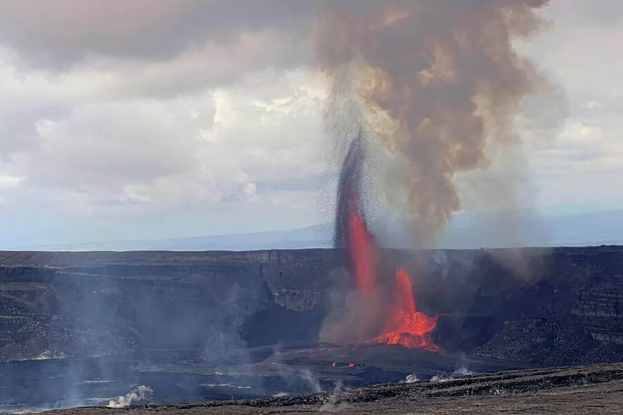 Mỹ: Du khách háo hức đến xem cảnh 'thức tỉnh’ của núi lửa mạnh nhất thế giới ở Hawaii