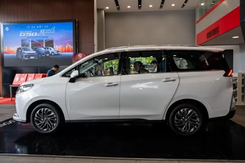 Cả ba phiên bản đều được trang bị đèn LED định vị ban ngày và tính năng bật/tắt đèn pha tự động