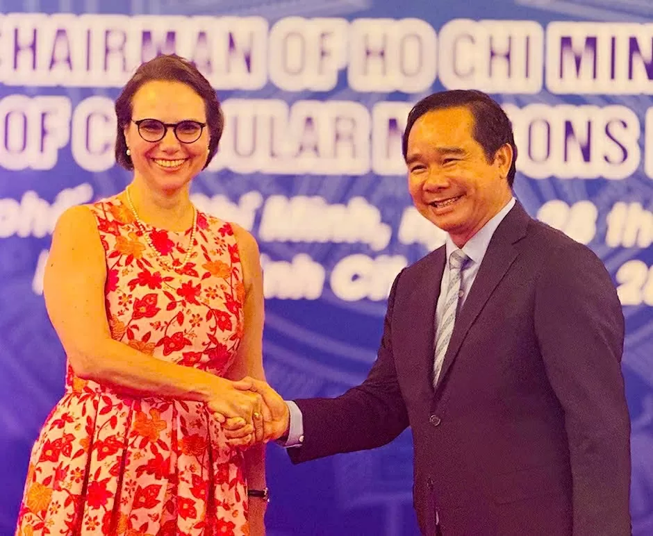 Chủ tịch UBND TP. Hồ Chí Mình Nguyễn Văn Được và Trưởng đoàn Lãnh sự Josefine Wallat tại buổi gặp gỡ. Chủ tịch UBND TP. Hồ Chí Mình Nguyễn Văn Được và Trưởng đoàn Lãnh sự Josefine Wallat tại buổi gặp gỡ.
