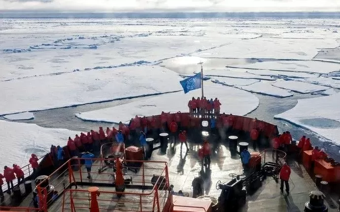 Khách du lịch đi trên tàu phá băng hạt nhân 50 Years of Victory trong chuyến đi đến Bắc Cực (Ảnh: Sputnik) Khách du lịch đi trên tàu phá băng hạt nhân 50 Years of Victory trong chuyến đi đến Bắc Cực (Ảnh: Sputnik)