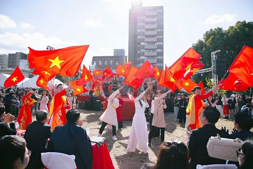 Người Việt tại Nhật Bản thể hiện lòng yêu nước bằng chiến dịch 'Vạn cờ Tổ quốc tung bay' Người Việt tại Nhật Bản thể hiện lòng yêu nước bằng chiến dịch 'Vạn cờ Tổ quốc tung bay'