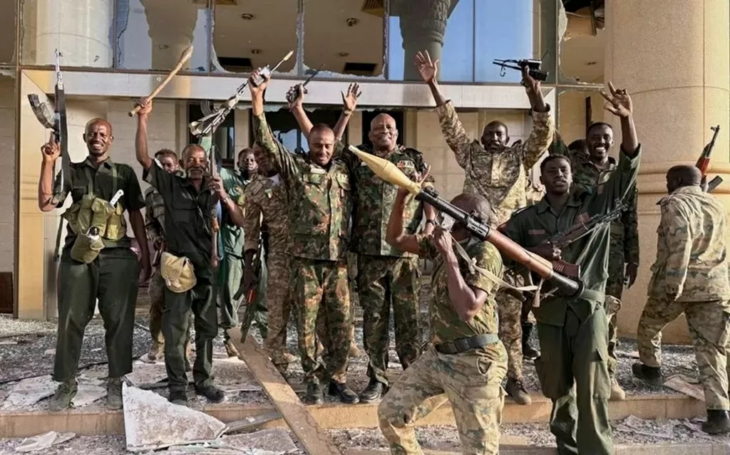 Những người lính ăn mừng sau khi chiếm được Cung điện Cộng hòa ở Khartoum, Sudan, ngày 21/3/2025. (Ảnh: SAF)