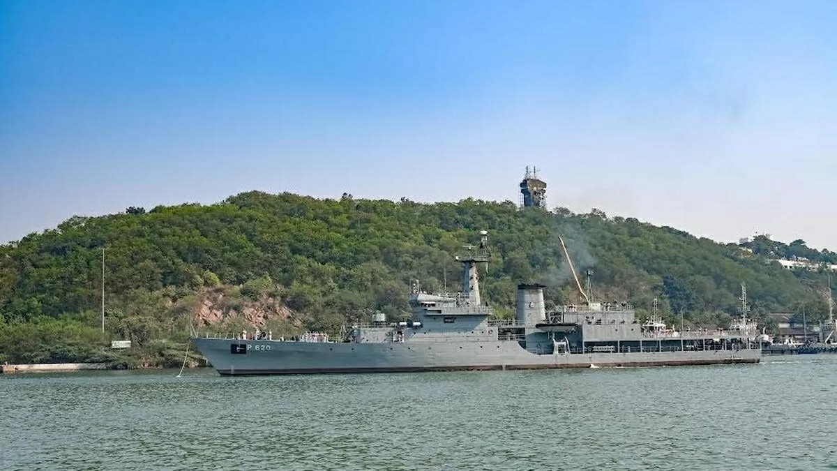 Tàu hải quân Sri Lanka SLNS Sayura cập cảng Visakhapatnam để tham gia cuộc tập trận chung giữa Hải quân Sri Lanka và Ấn Độ, ngày 17-20/12/2024. (Nguồn: The Hindu)