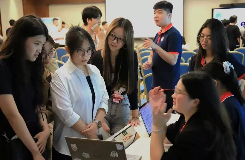 Cơ hội kết nối nghề nghiệp cho sinh viên Việt Nam tại Singapore. Các bạn trẻ hào hứng với các thông tin tư vấn nghề nghiệp trực tiếp tại sự kiện. (Nguồn: TTXVN)