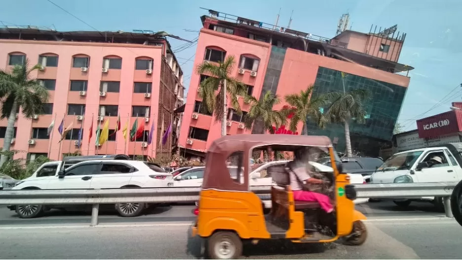 Số nạn nhân động đất tại Myanmar tăng vọt, thiệt hại ở Thái Lan. Người lái xe đi qua một tòa nhà bị rung chuyển bởi trận động đất mạnh 7,7 độ richter. (Nguồn: Reuters)