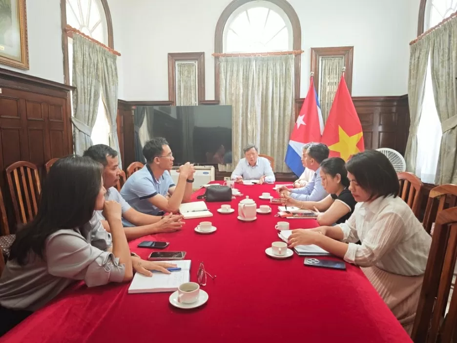 Kết nối doanh nghiệp tại Cuba để vượt qua thách thức, tận dụng cơ hội mở rộng hợp tác. Đại sứ Việt Nam tại Cuba Lê Quang Long chủ trì buổi giao ban với doanh nghiệp quý I/2025. (Nguồn: Đại sứ quán Việt Nam tại Cuba)