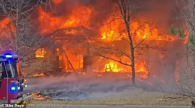 Máy bay lao xuống khu dân cư ở Mỹ