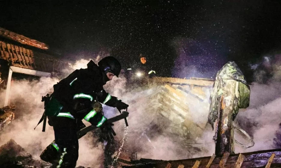 Lực lượng cứu hộ Ukraine làm việc tại hiện trường vụ máy bay không người lái gây chấn động tấn công khu dân cư ở Kharkiv. Các quan chức Ukraine cho biết ít nhất hai người đã thiệt mạng. (Nguồn: EPA)