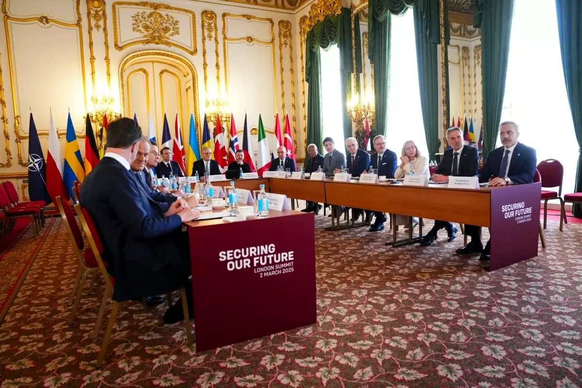 Lãnh đạo các quốc gia châu Âu và EU tại phiên họp toàn thể trong Hội nghị thượng đỉnh Ukraine tại Lancaster House ở London, ngày 2/3 (Ảnh: AP)