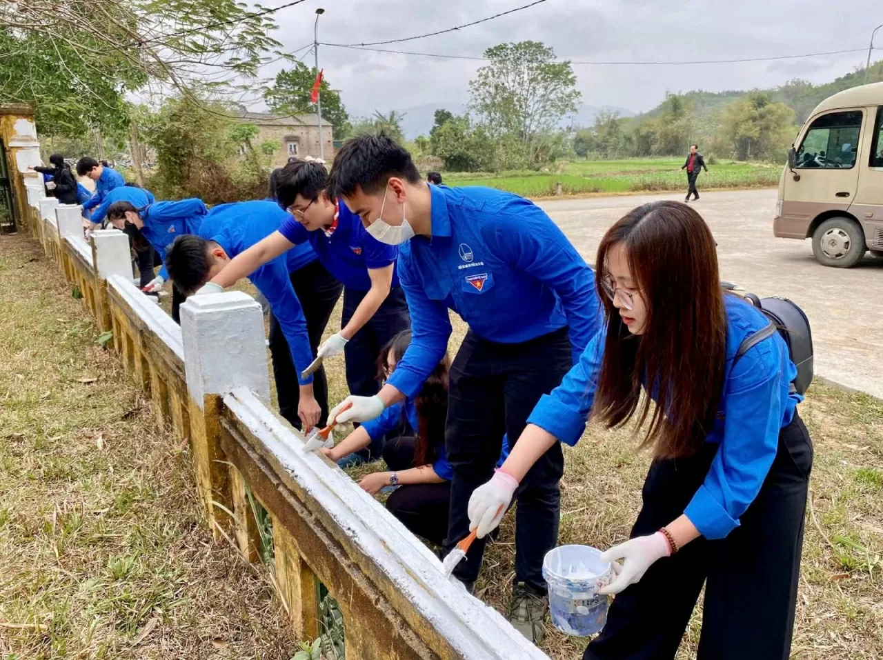 Cán bộ, đoàn viên thanh niên Bộ Ngoại giao tích cực sơn sửa, dọn dẹp, chỉnh trang Khu di tích lịch sử Bộ Ngoại giao. (Ảnh: Phương Thảo)