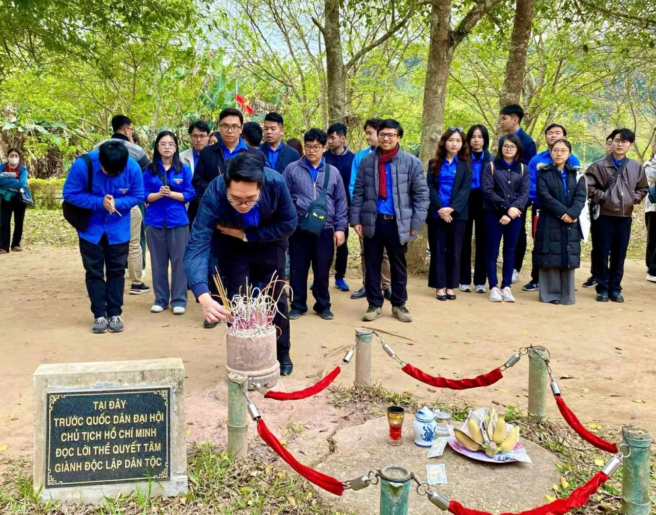 Đoàn làm lễ dâng hương tại Đình Tân Trào. (Ảnh: Phương Thảo)