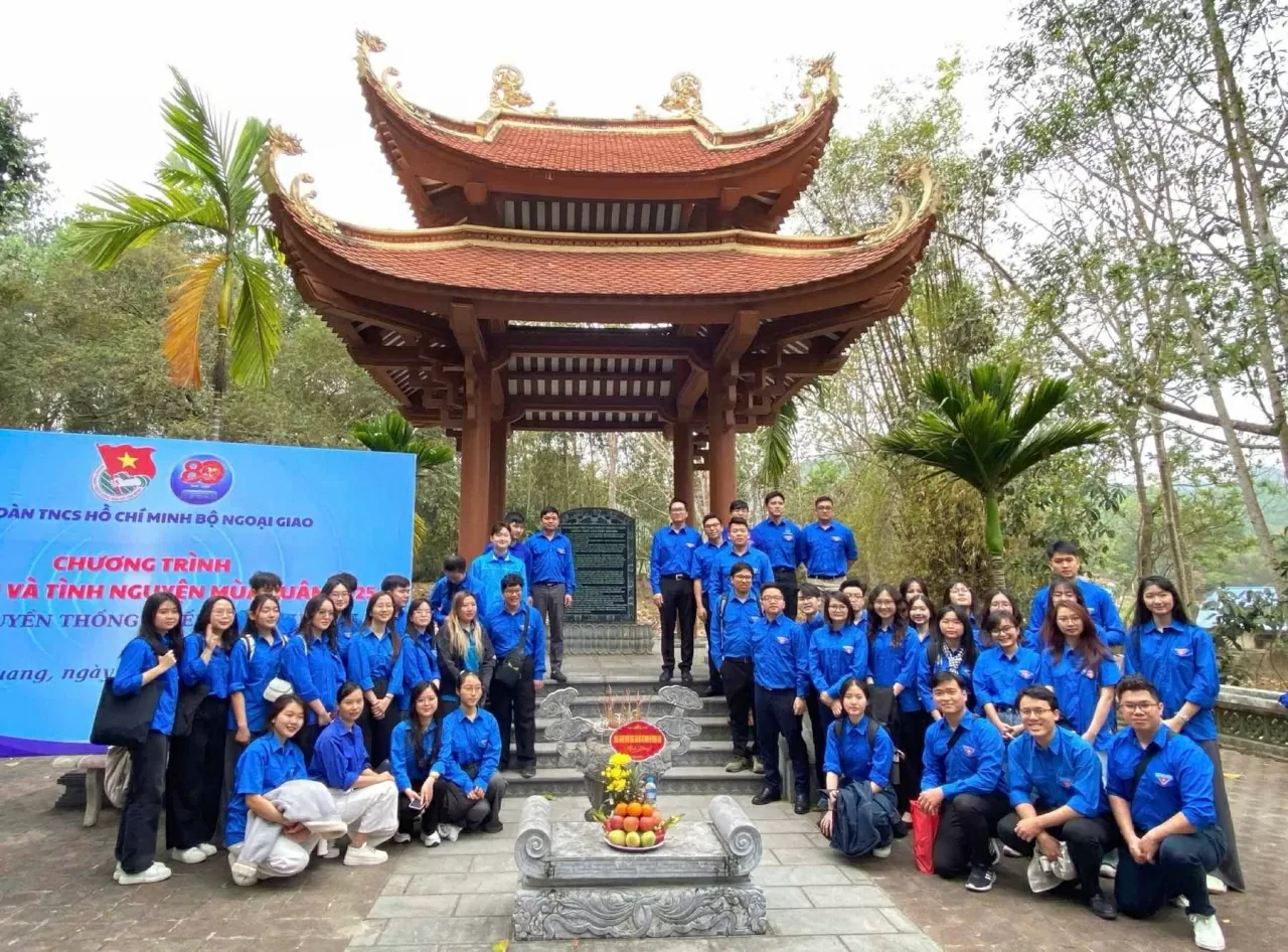 Đoàn chụp ảnh lưu niệm tại Khu di tích lịch sử Bộ Ngoại giao. (Ảnh: Phương Thảo)