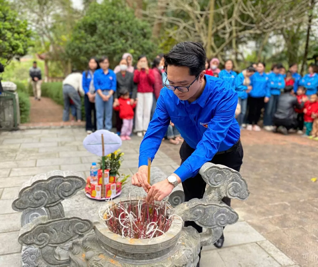 Phó Bí thư Đoàn Bộ Ngô Bá Hoàng Hải dâng hương tại Khu di tích lịch sử Bộ Ngoại giao. (Ảnh: Phương Thảo)