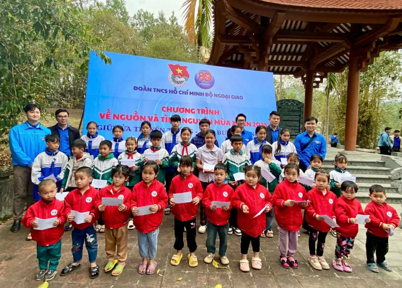 Nhân dịp này, Đoàn Thanh niên Bộ trao tặng 40 suất quà cho các em nhỏ có hoàn cảnh khó khăn tại địa phương (Ảnh: Bích Quyên)