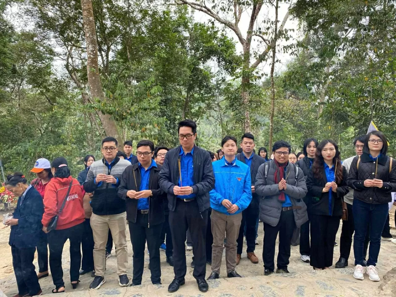 Đoàn dâng hương tại Lán Nà Nưa nằm trong Khu di tích quốc gia đặc biệt Tân Trào. (Ảnh: Phương Thảo)