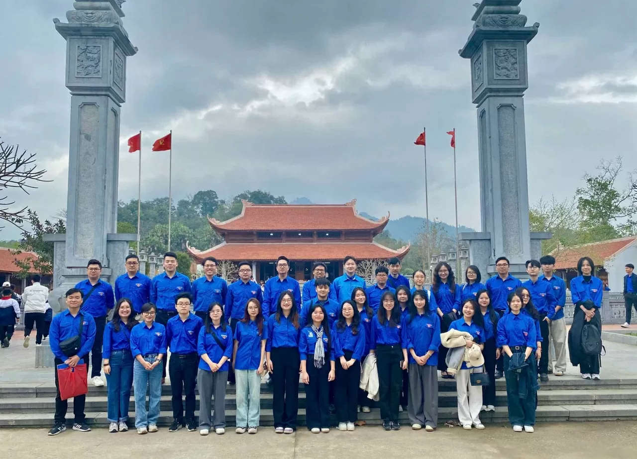 Khu tưởng niệm các vị tiền bối cách mạng được xây dựng trên khu đất rộng, bằng phẳng với diện tích trên 1.000m2, xung quanh được bao quanh như một đóa sen nở rộ gợi nhớ về làng Sen quê Bác.