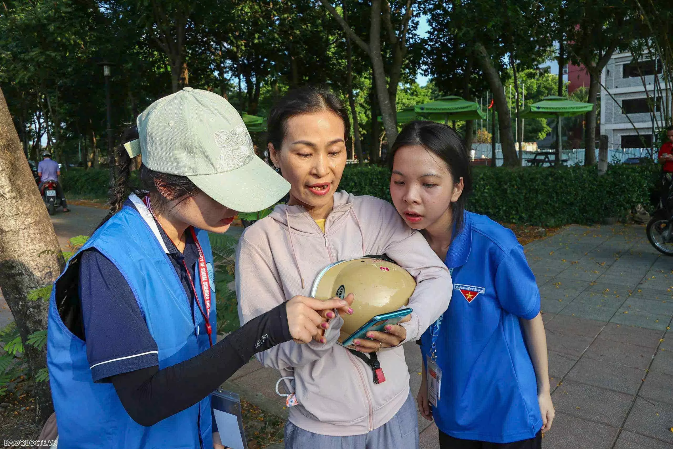 Các tình nguyện viên hỗ trợ phụ huynh và thí sinh tại điểm thi Trường Đại học Quốc tế - ĐHQG TP.HCM. (Ảnh: Kim Hương)