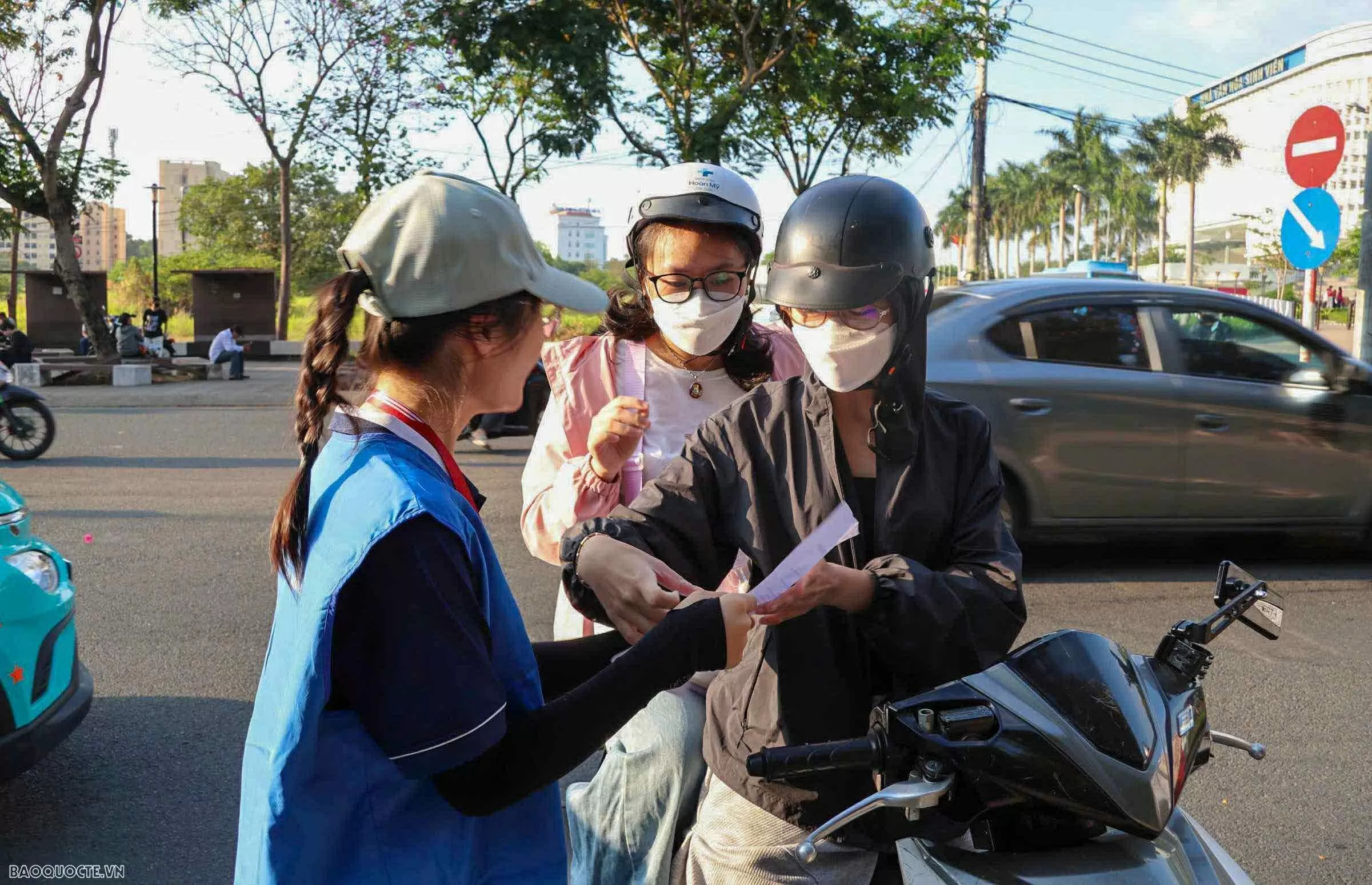Nhiều phụ huynh đã có mặt từ sớm cùng con. (Ảnh: Kim Hương)