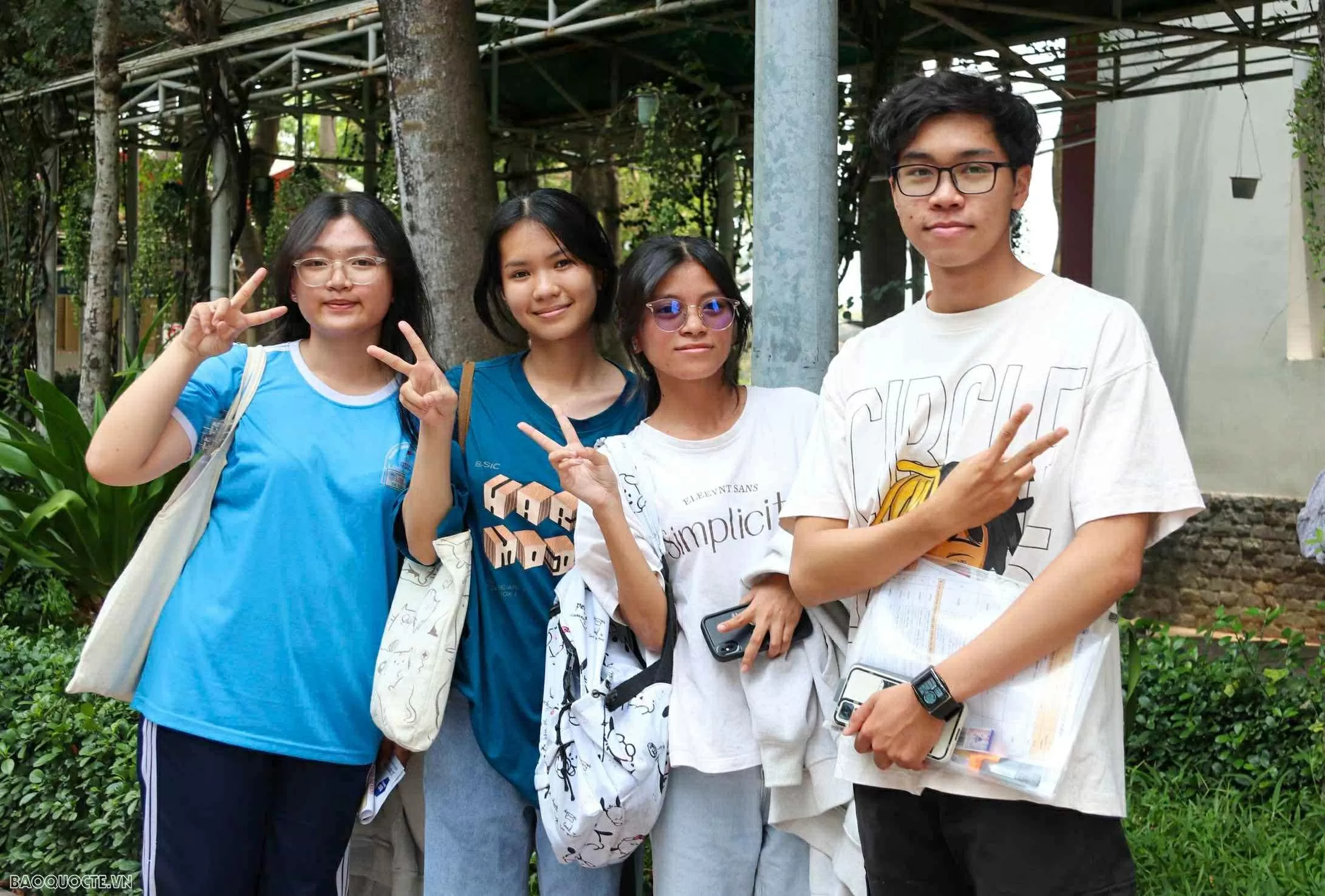 Sau 150 phút làm bài, nhiều thí sinh rạng rỡ bước ra khỏi phòng thi. (Ảnh: Kim Hương).