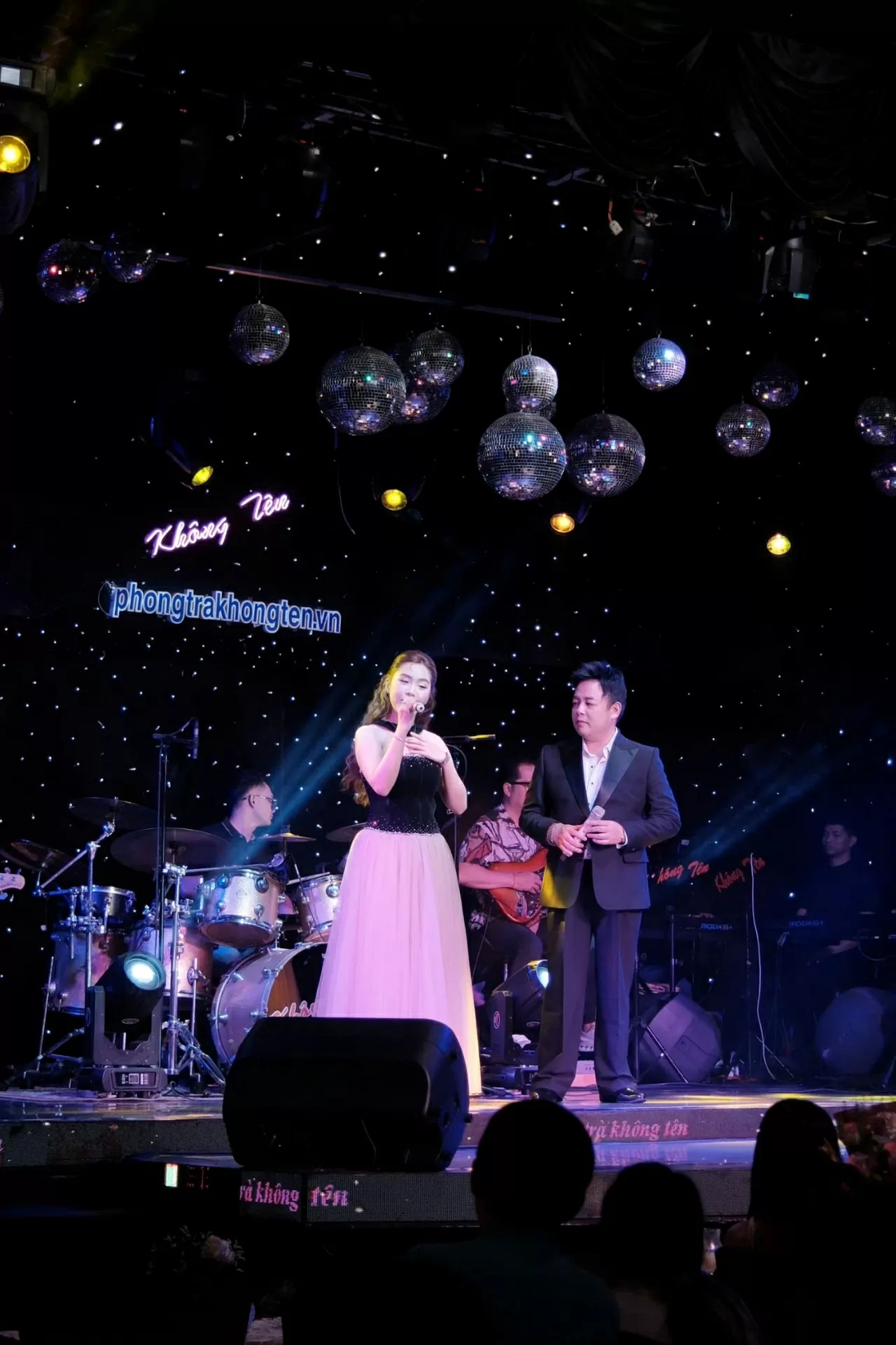 Nam ca sĩ Quang Lê và gọng ca trẻ Khánh Anh trong minishow Về đâu mái tóc người thương.